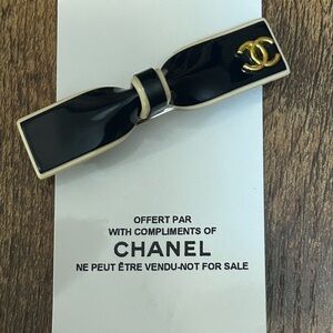 Super cute CHANEL resin hair clip NEW